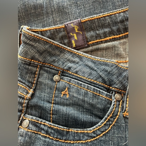 Aura jeans by wrangler.  Wore once. Just like new.  Size 6 average. - Picture 2 of 4